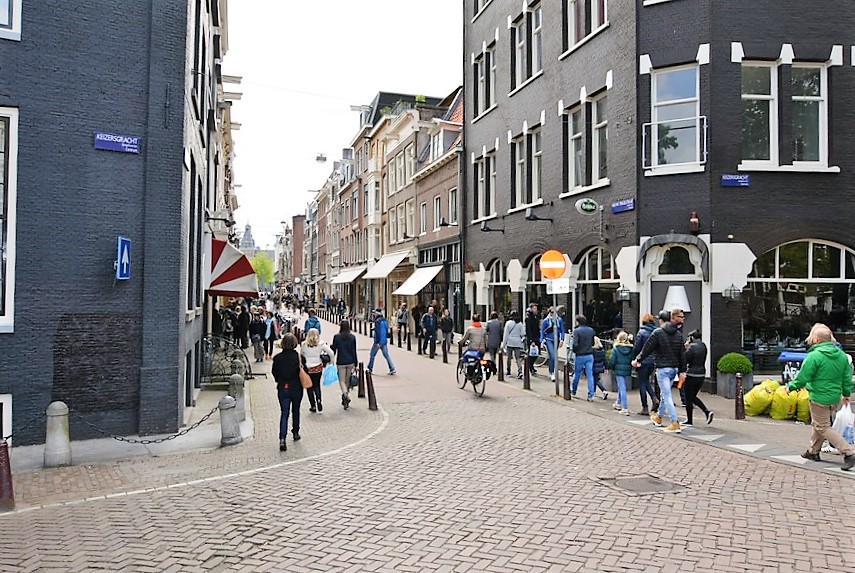 Nieuwe Spiegelstraat evenzijde tussen Keizersgracht en Kerkstraat