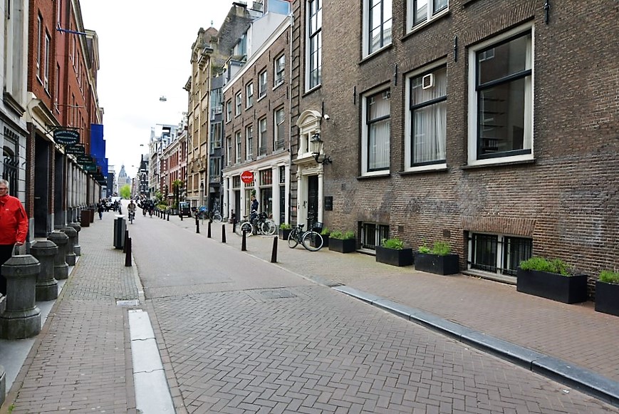 Nieuwe Spiegelstraat evenzijde vanaf Herengracht