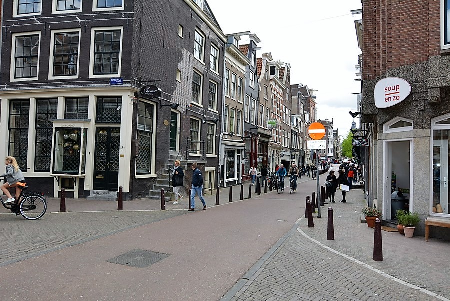 Nieuwe Spiegelstraat onevenzijde tussen Kerkstraat en Prinsengracht