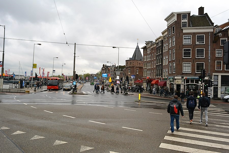 Prins Hendrikkade vanaf Stationsplein